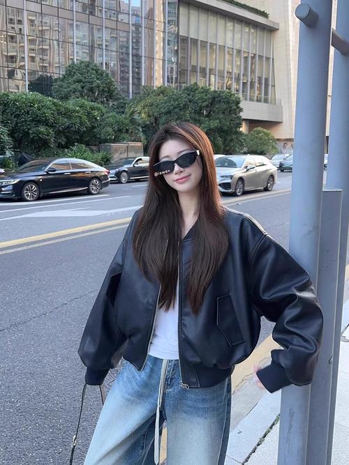 棒球领皮衣外套怎么搭配女