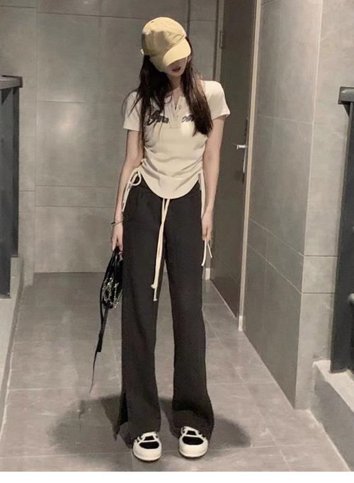 高腰宽大短袖怎么搭配
