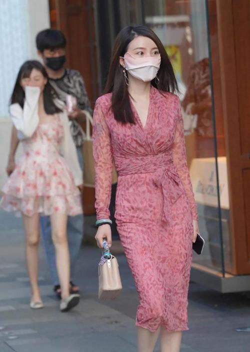 粉色的鞋怎么搭配衣服好看