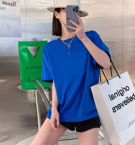 宝蓝色t恤配什么裤子