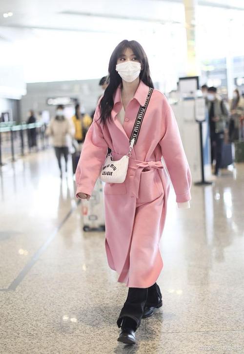 粉色的风衣怎么搭配衣服
