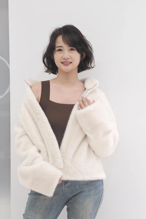短发怎么搭配冬季衣服的图片
