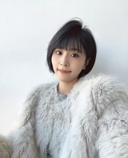 短发怎么搭配冬季衣服的图片