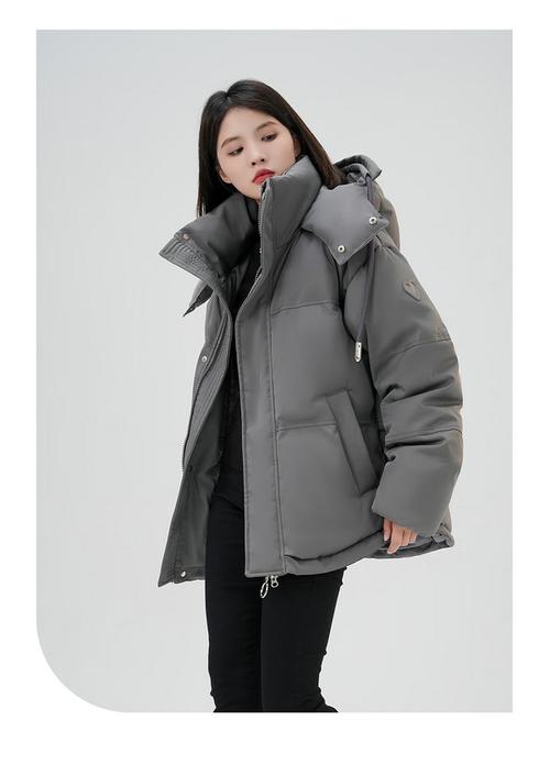 淡灰色羽绒服怎么搭配