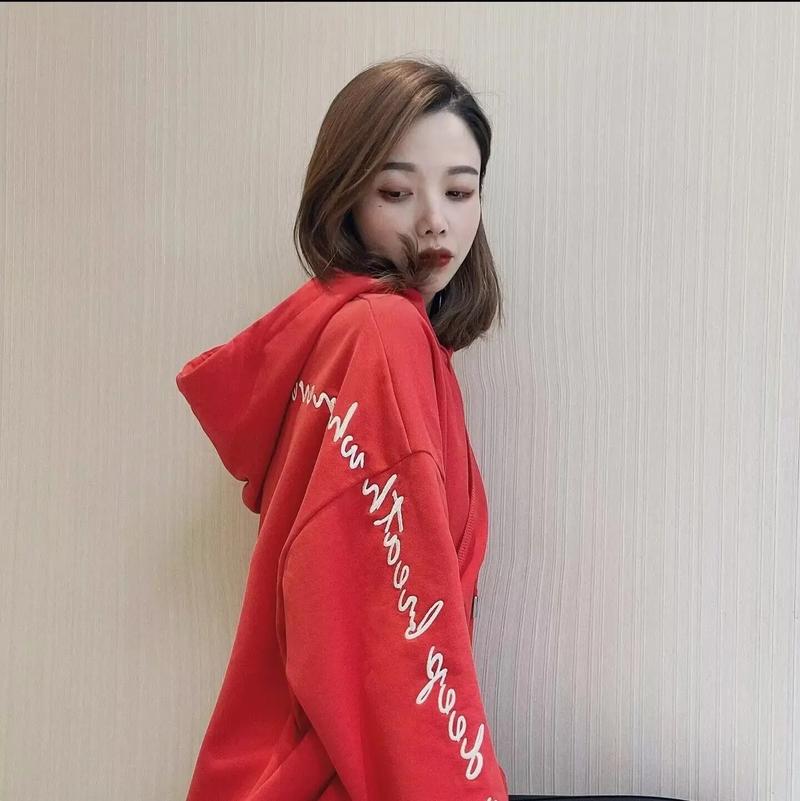 大红色卫衣怎么搭配图片