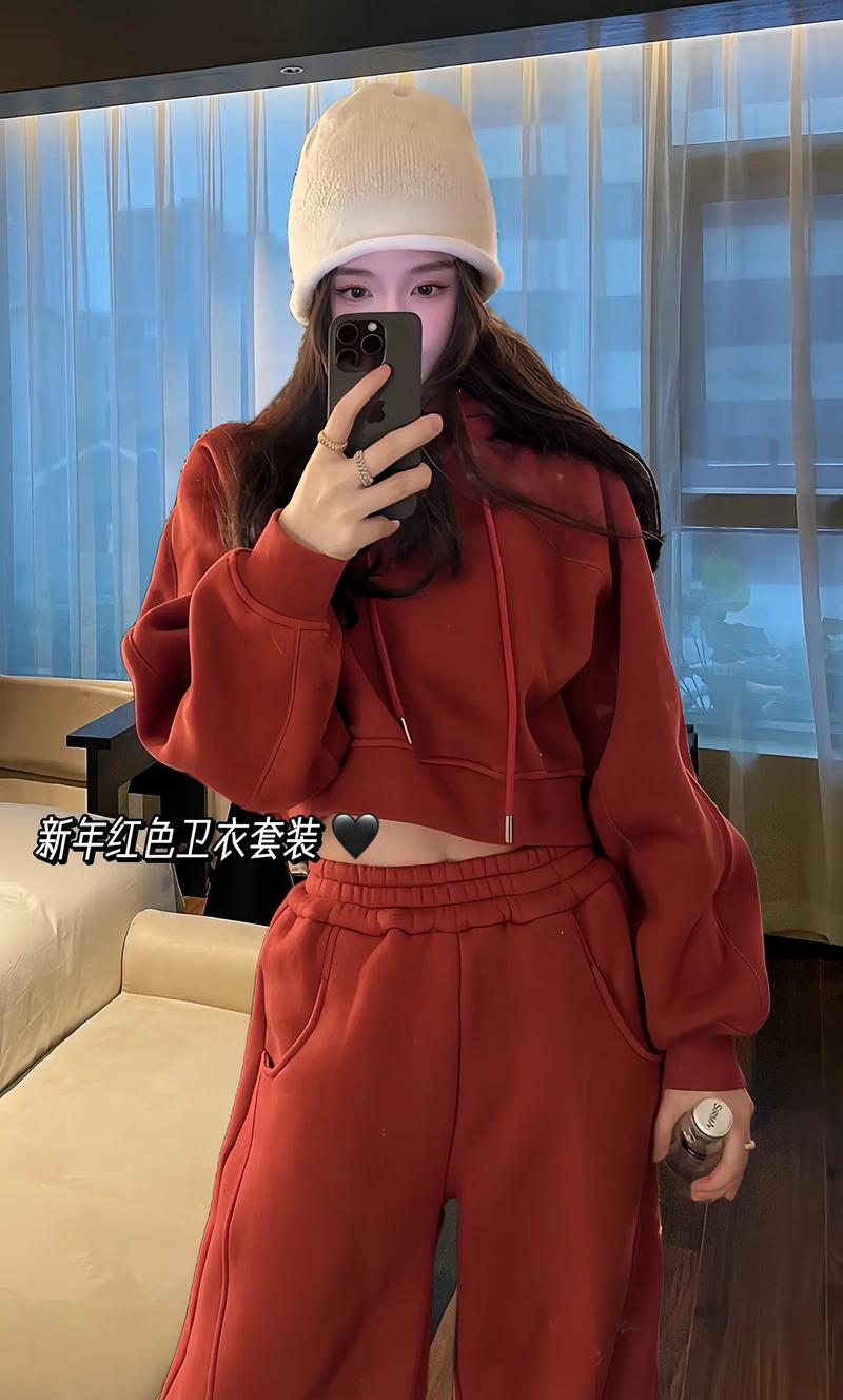 大红色卫衣怎么搭配图片