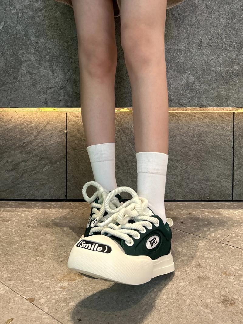 ins鞋是什么牌子