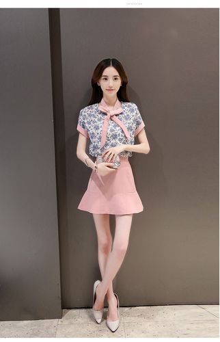 花色套裙怎么搭配