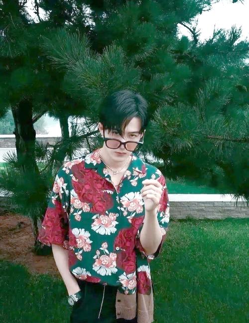 花长衬衫怎么搭配