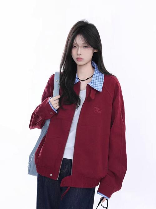 红色衣服外套怎么搭配颜色