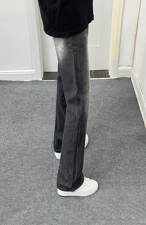 灰色牛仔裤配什么外套