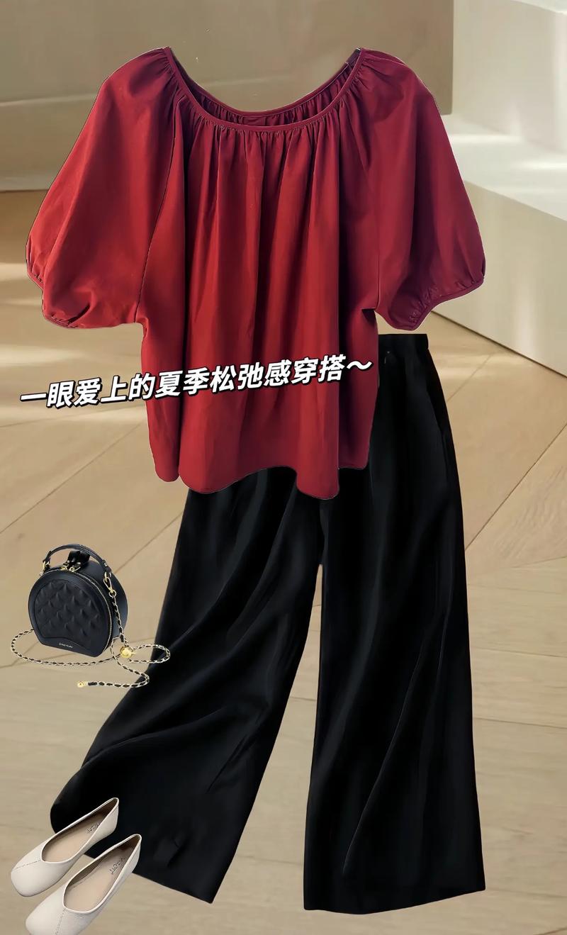 红色裤子怎么搭配衣服