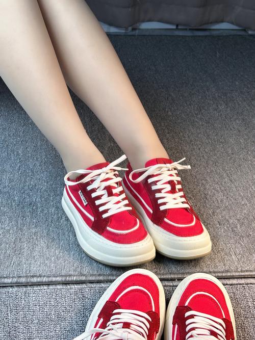 红色帆布鞋怎么搭配夏