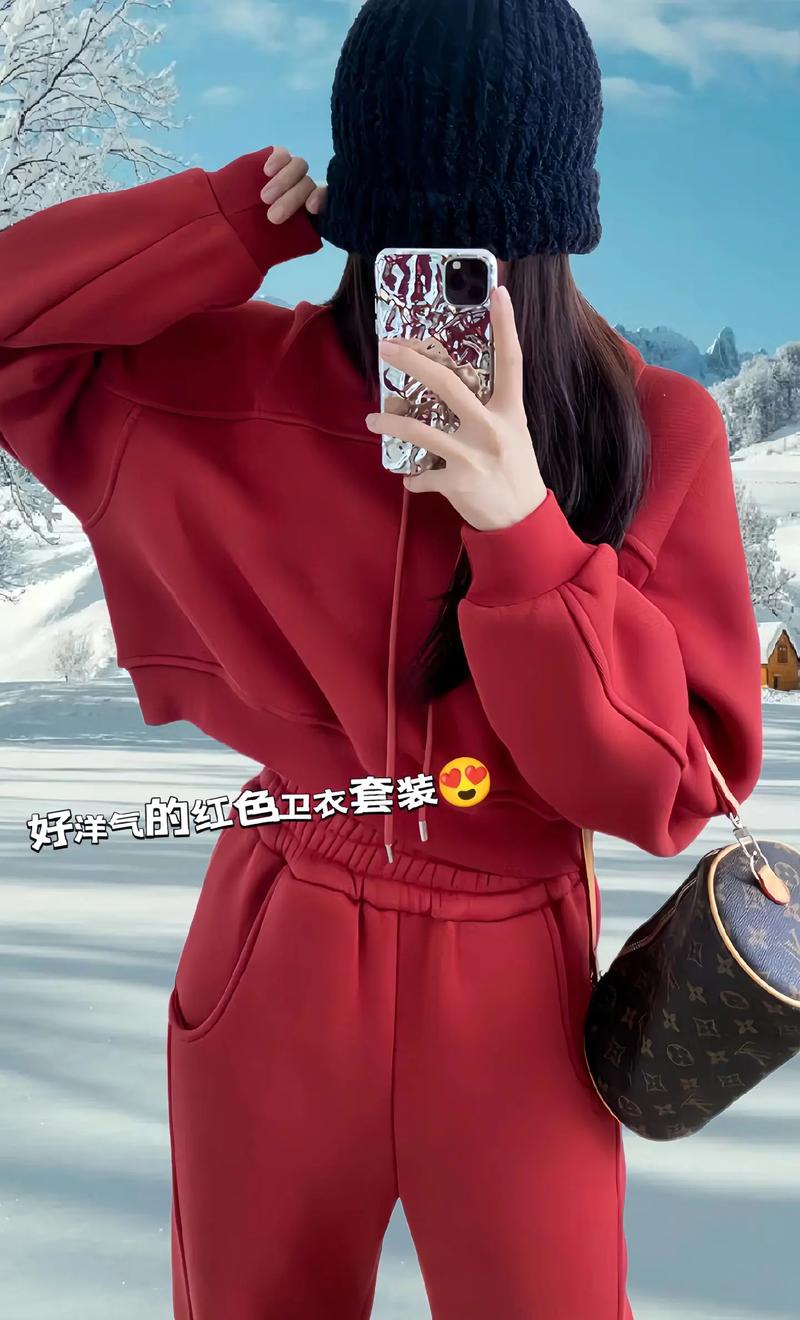 红色长卫衣怎么搭配