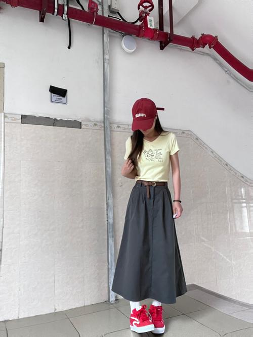 红旅游鞋怎么搭配衣服