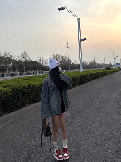 红旅游鞋怎么搭配衣服