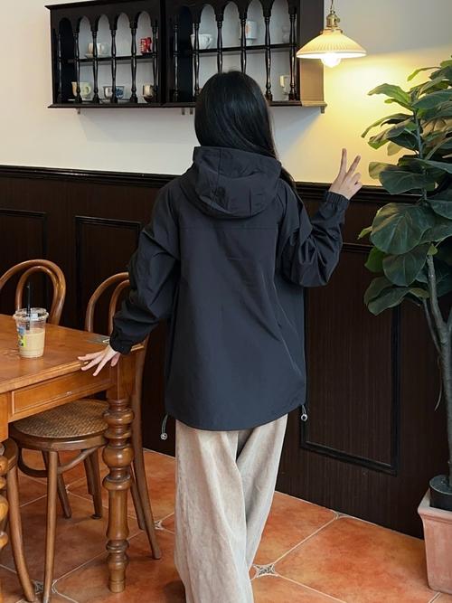 黑色运动夹克怎么搭配