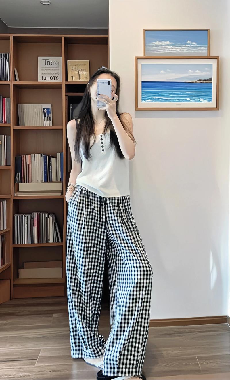 黑白格子裤配什么上衣