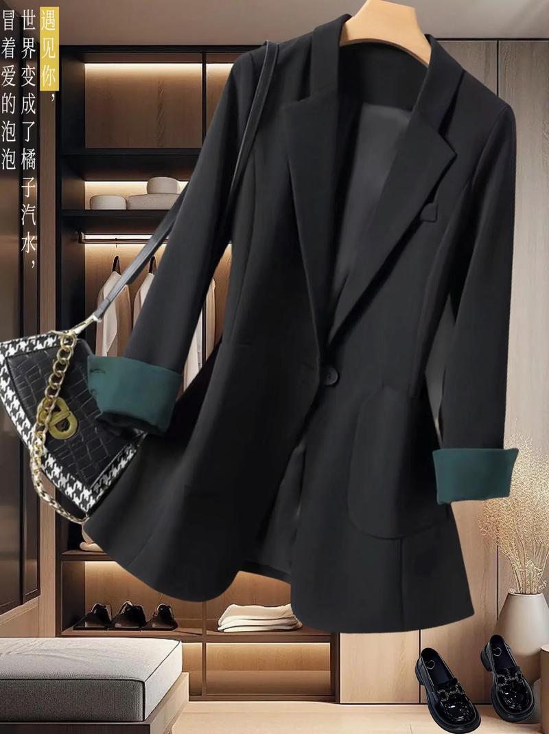 黑色修身西服怎么搭配