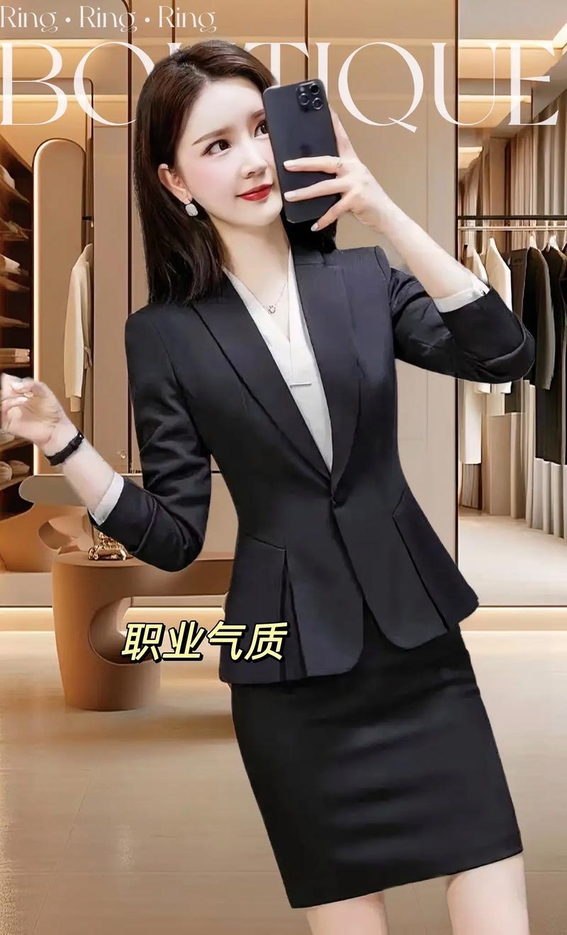 黑色修身西服怎么搭配
