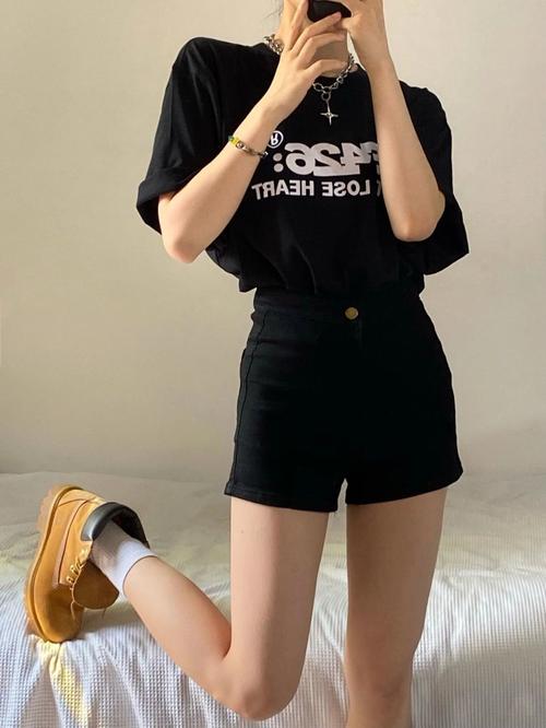 黑色宽松短裤怎么搭配