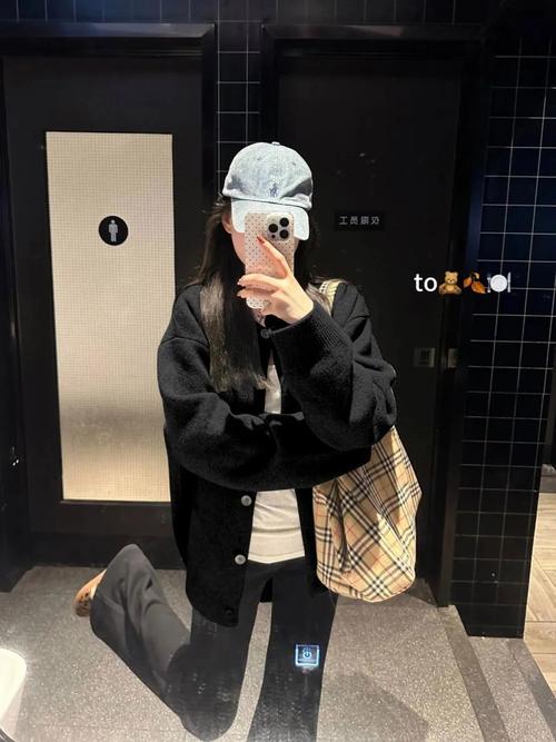 黑色的针织小外套怎么搭配