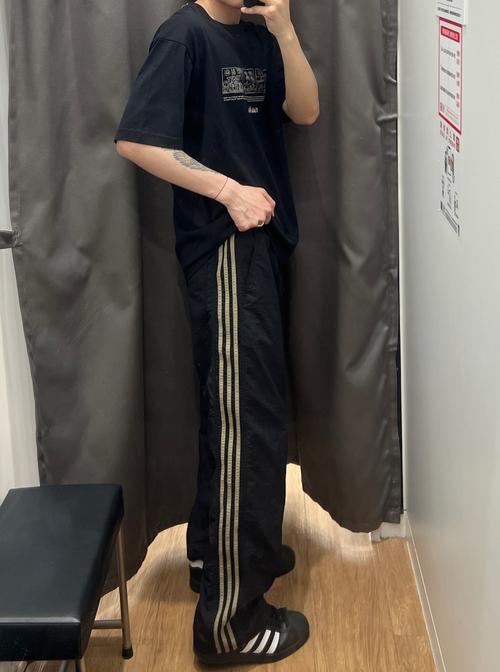 黑色的t恤该怎么搭配