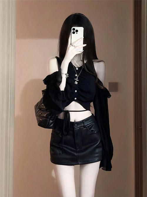 黑色半身皮裙怎么搭配
