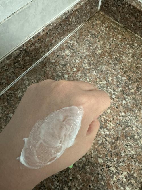 怎么用手把洗面奶搓起泡