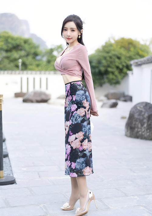 中长的花裙子怎么搭配