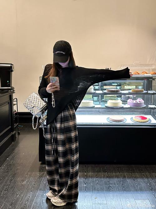 黑色格子裤配什么上衣