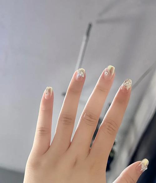 美甲银色线怎么搭配