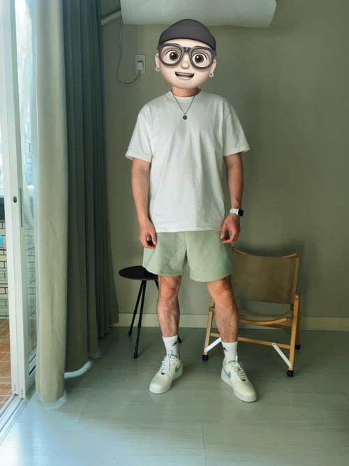 绿短裤配什么颜色上衣