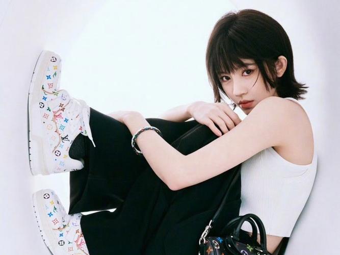 鞠婧?t最新发型是什么