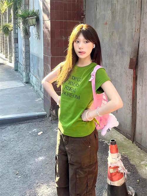 绿色宽松t恤怎么搭配