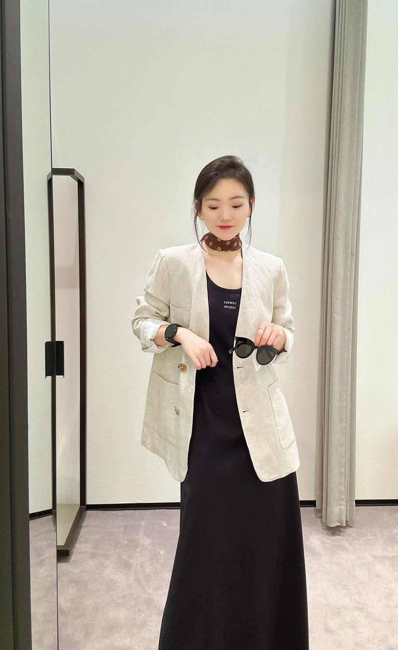 米色西服配什么裤子