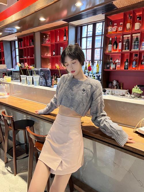 露脐针织毛衣怎么搭配