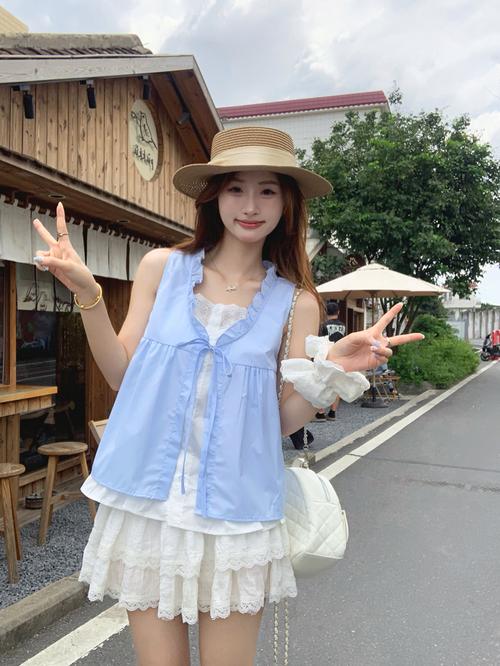 蓝色无袖上衣怎么搭配图片