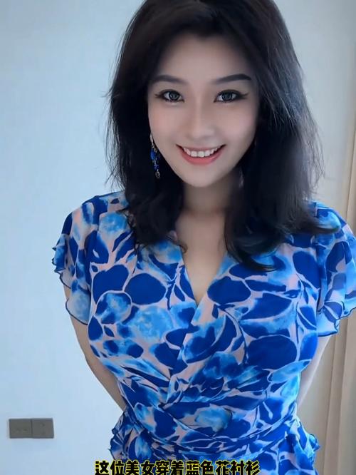 蓝色花衬衫怎么搭配