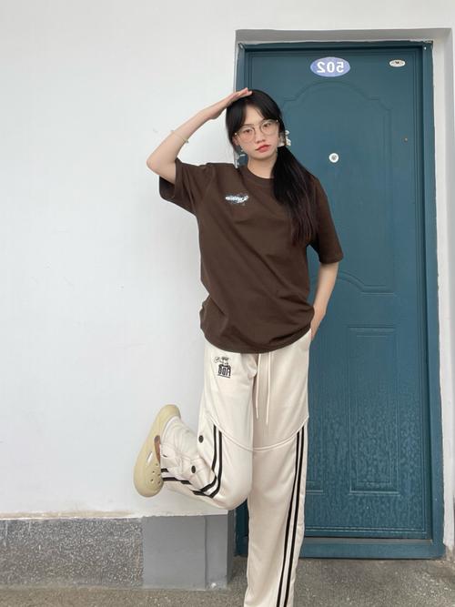 咖啡色短袖怎么搭配图片
