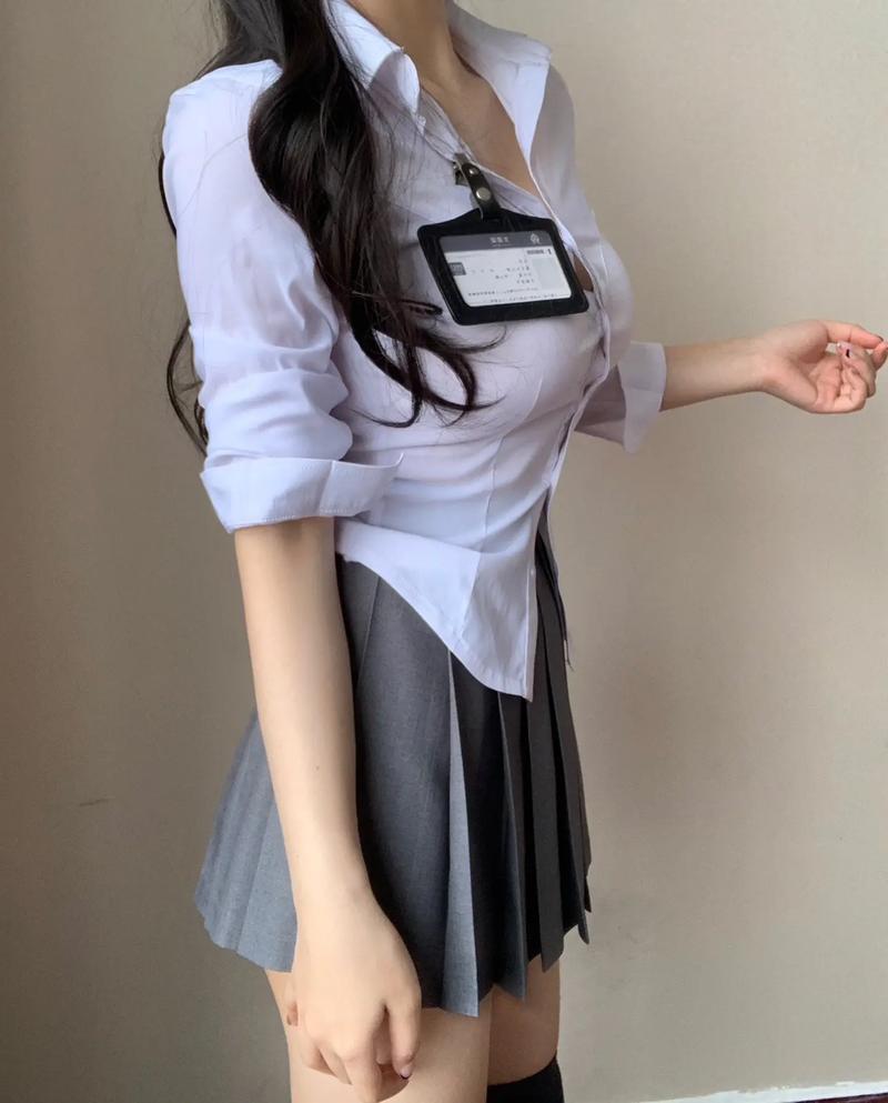紧身衬衣怎么搭配