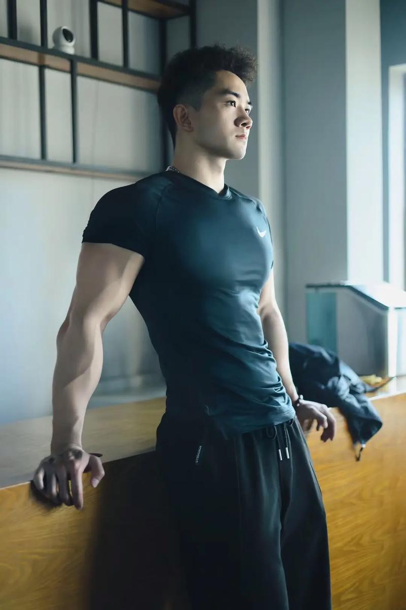什么是倒三角身材