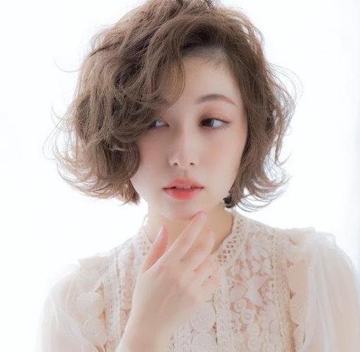 三角脸型适合什么发型