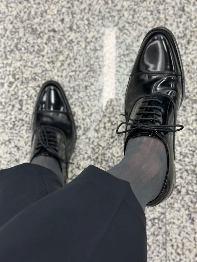 灰色皮鞋怎么搭配衣服