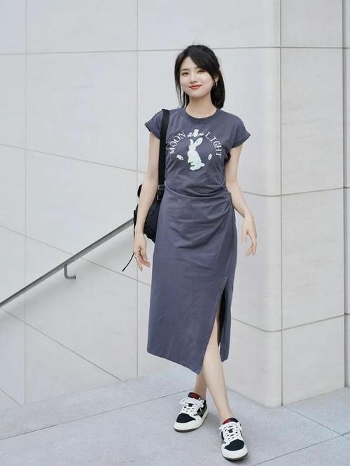 深色运动裙子怎么搭配