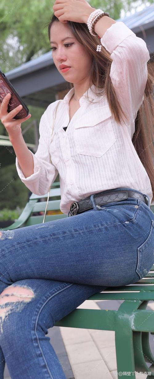 深蓝色的裤子怎么搭配
