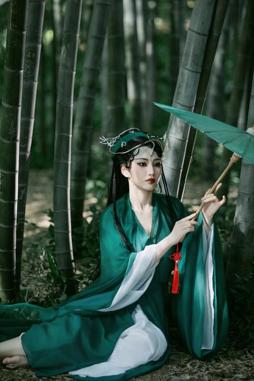最新版青蛇发型怎么梳