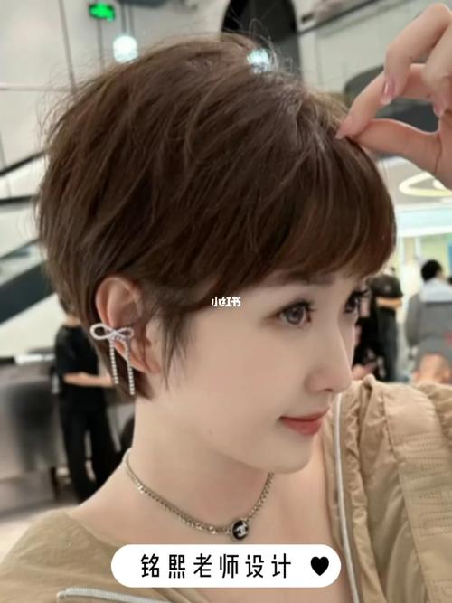 圆脸发量少适合什么发型