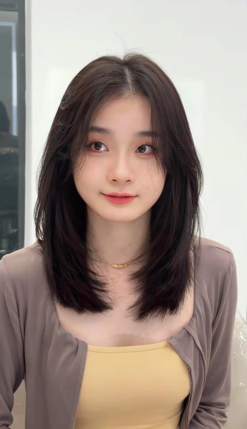 圆脸发量少适合什么发型