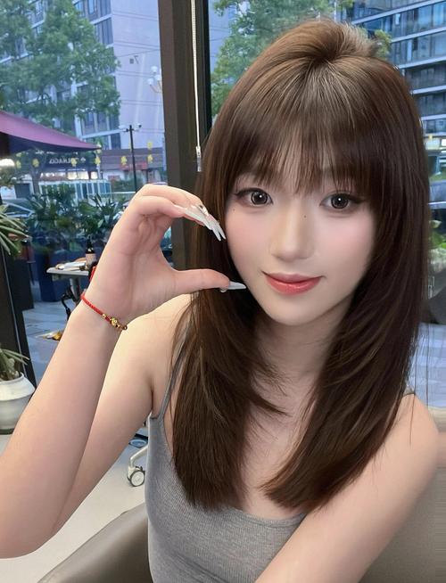 最新长直发怎么扎好看